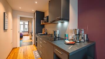 Réfrigérateur, micro-ondes, plaque de cuisson, lave-vaisselle