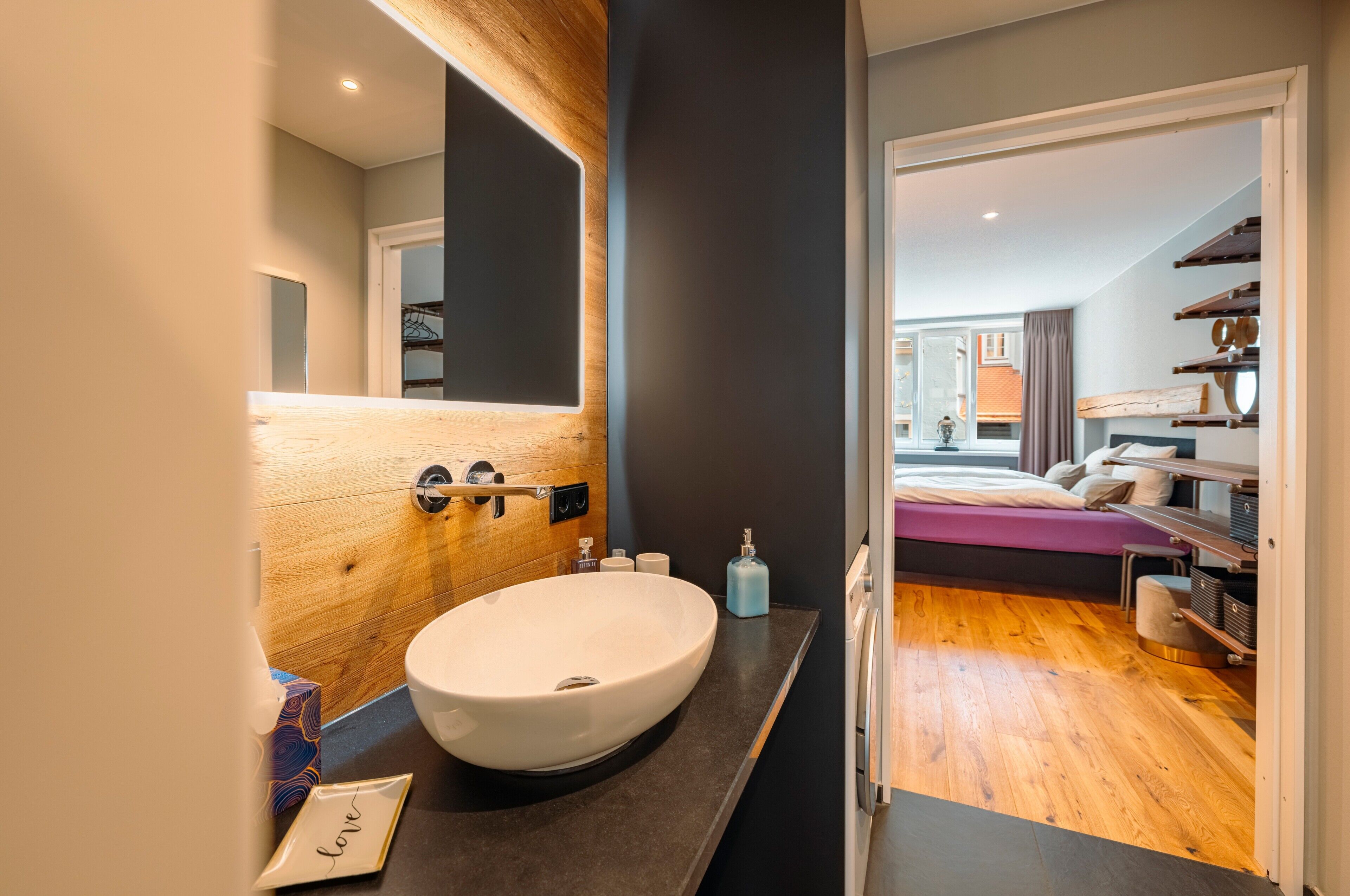 Douche, sèche-cheveux, serviettes fournies