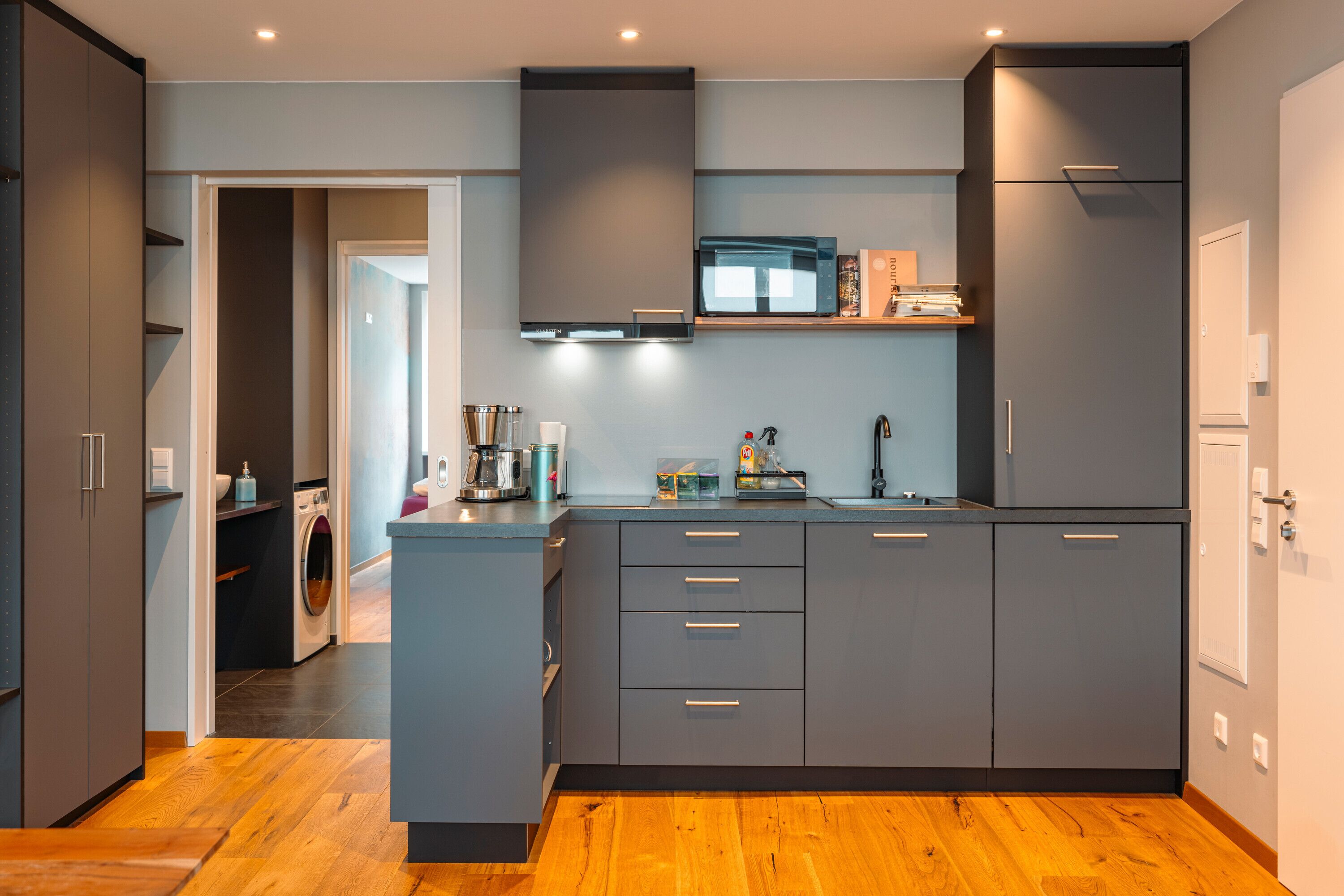 Réfrigérateur, micro-ondes, plaque de cuisson, lave-vaisselle