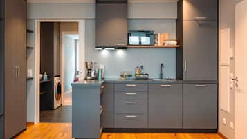 Réfrigérateur, micro-ondes, plaque de cuisson, lave-vaisselle