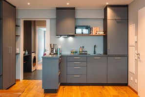 Jääkaappi, mikroaaltouuni, liesi, astianpesukone