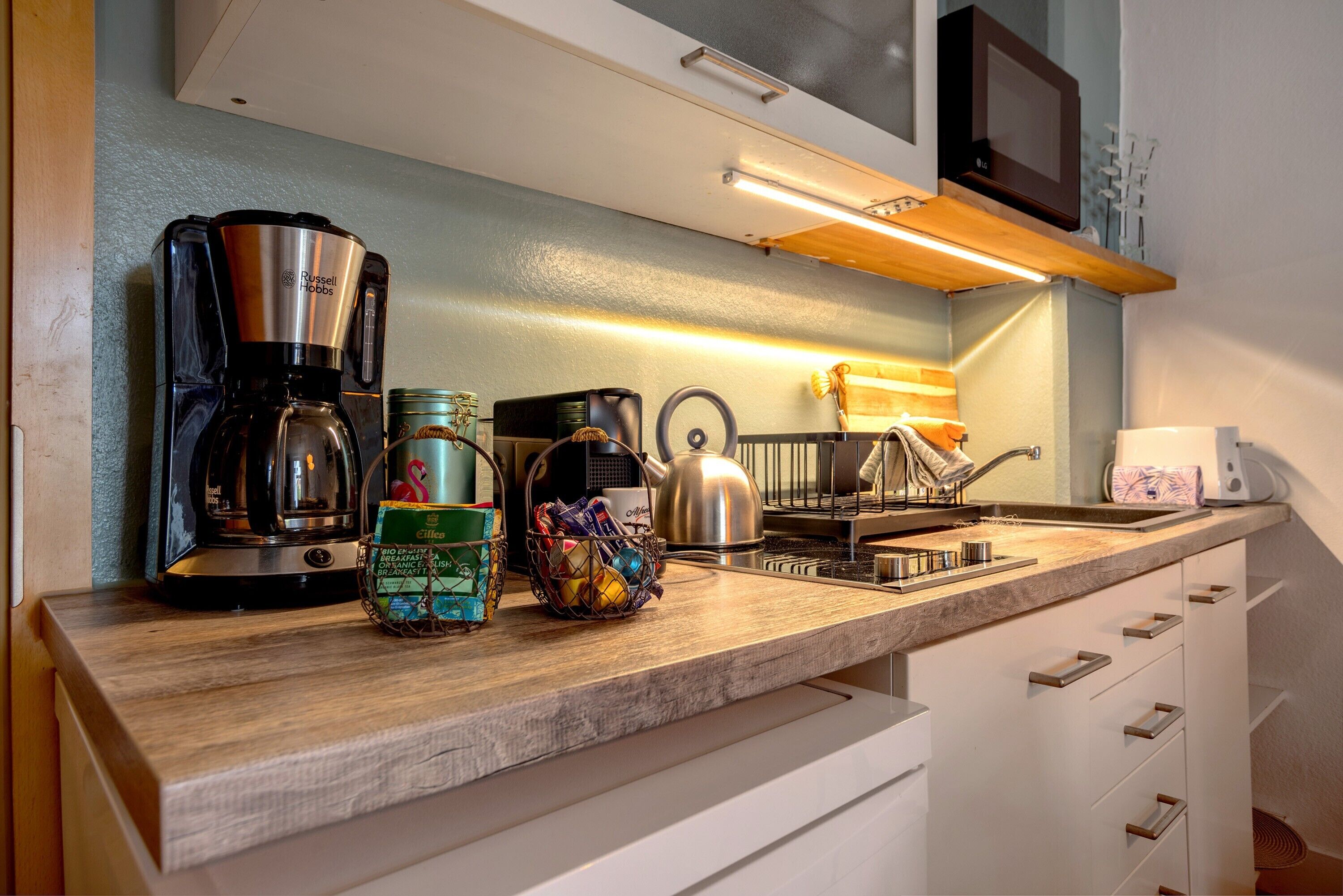 冷蔵庫、電子レンジ、コンロ、コーヒー / ティーメーカー