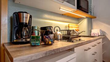 Réfrigérateur, micro-ondes, plaque de cuisson, cafetiÚre/bouilloire