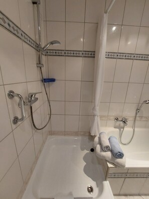Dusche, Haartrockner, Handtücher