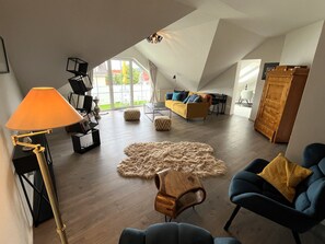 TV - Apartment 'An Der Aschaffaue' with Private Terrace, Balcony and Wi-Fi (Aschaffenburg)