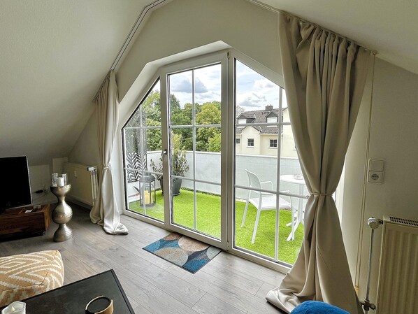 TV - Apartment 'An Der Aschaffaue' with Private Terrace, Balcony and Wi-Fi (Aschaffenburg)