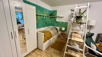 Iron/ironing board, free WiFi, bed sheets