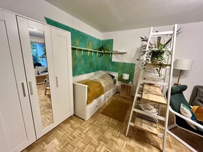 Iron/ironing board, free WiFi, bed sheets