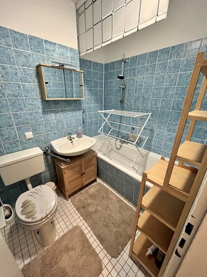 Douche, séchoir à cheveux, serviettes fournies