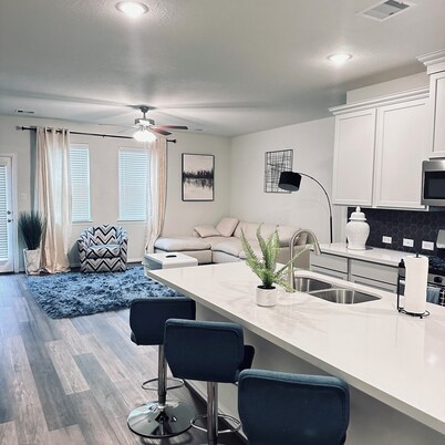 Cozy 3-bedroom condo with WiFi, AC in nice Katy
