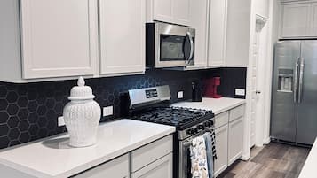 冰箱、微波炉、烤箱、炉灶