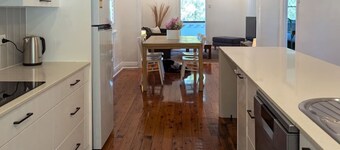 NEW listing - Charming 2-bedroom house with WiFi and AC in Kotara