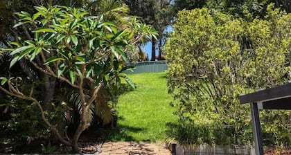 NEW listing - Charming 2-bedroom house with WiFi and AC in Kotara