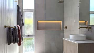 Douche, serviettes fournies, savon, papier toilette