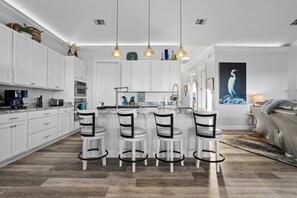 冷蔵庫、電子レンジ、オーブン、コンロ