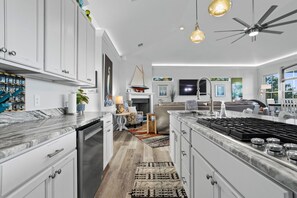 冷蔵庫、電子レンジ、オーブン、コンロ