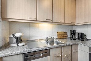 Frigorifero, forno, piano cottura, lavastoviglie