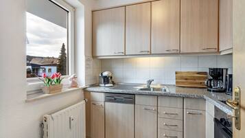 Jääkaappi, uuni, liesi, astianpesukone