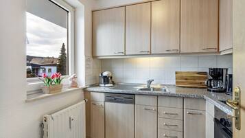 Kjøleskap, ovn, kokeplater og oppvaskmaskin