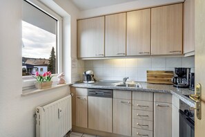 Frigorifero, forno, piano cottura, lavastoviglie