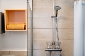 Shower, hair dryer, towels - Apartment 'Helios' with Mountain View, Private Terrace and Wi-Fi (Freiamt)
