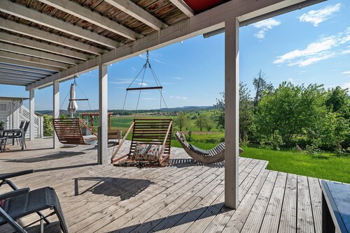 Ferienwohnung 'Helios' mit Bergblick, privater Terrasse und Wi-Fi