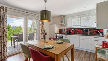 Een koelkast, een oven, een kookplaat, een vaatwasser