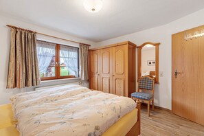 2 bedrooms, iron/ironing board, free WiFi, bed sheets - Apartment '3' with Mountain View, Private Terrace and Wi-Fi (Schluchsee)