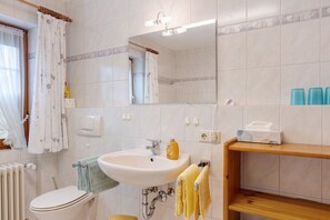 Douche, sèche-cheveux, serviettes fournies