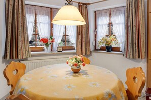 Dining - Apartment '3' with Mountain View, Private Terrace and Wi-Fi (Schluchsee)