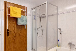 Douche, sèche-cheveux, serviettes fournies