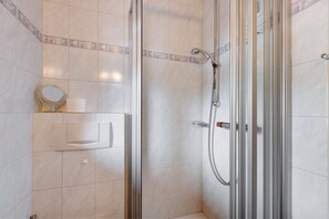 Shower, hair dryer, towels - Studio '2, 36qm' with Mountain View, Shared Terrace and Wi-Fi (Schluchsee)