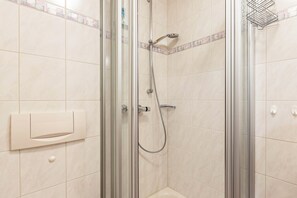 Dusche, Haartrockner, Handtücher