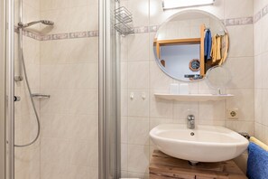 Shower, hair dryer, towels - Apartment '1, 46qm' with Mountain View, Shared Terrace and Wi-Fi (Schluchsee)