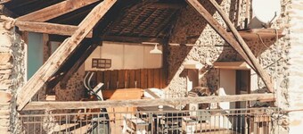 Gite located between lake and mountains, close to small tourist town.