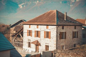 Exterior - Gite located between lake and mountains, close to small tourist town. (Pontcharra)