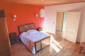 5 bedrooms, iron/ironing board, WiFi, bed sheets