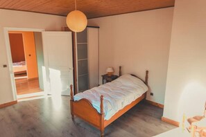 5 bedrooms, iron/ironing board, WiFi, bed sheets - Gite located between lake and mountains, close to small tourist town. (Pontcharra)
