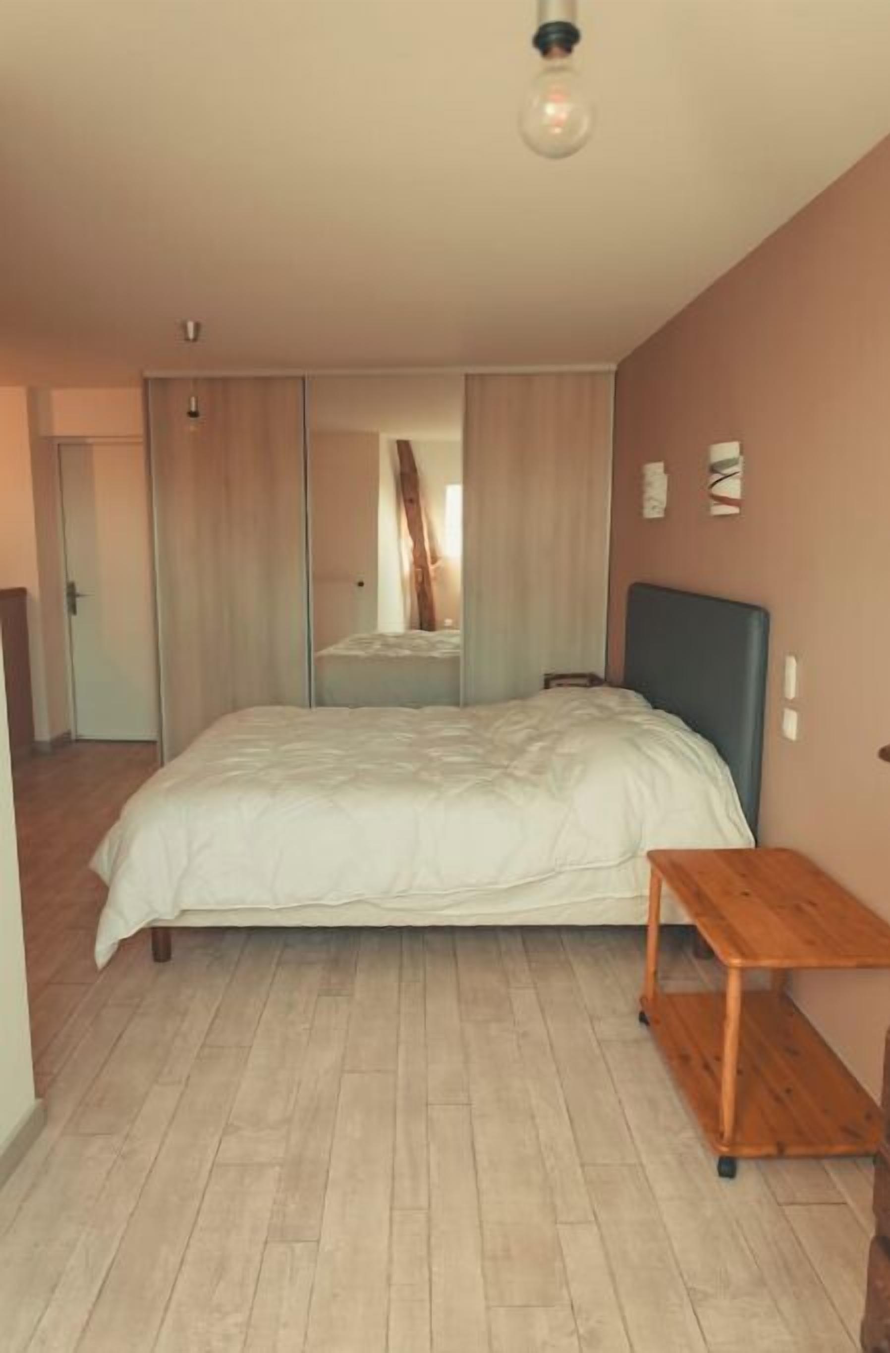 5 chambres, fer et planche à repasser, Wi-Fi, draps fournis