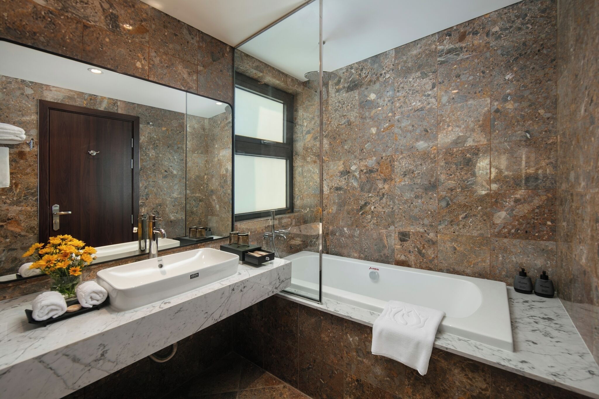 Quarto duplo executivo | Banheiro | Secador de cabelo, chinelos, toalhas de banho, sabonete