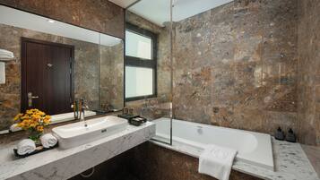 Quarto duplo executivo | Banheiro | Secador de cabelo, chinelos, toalhas de banho, sabonete