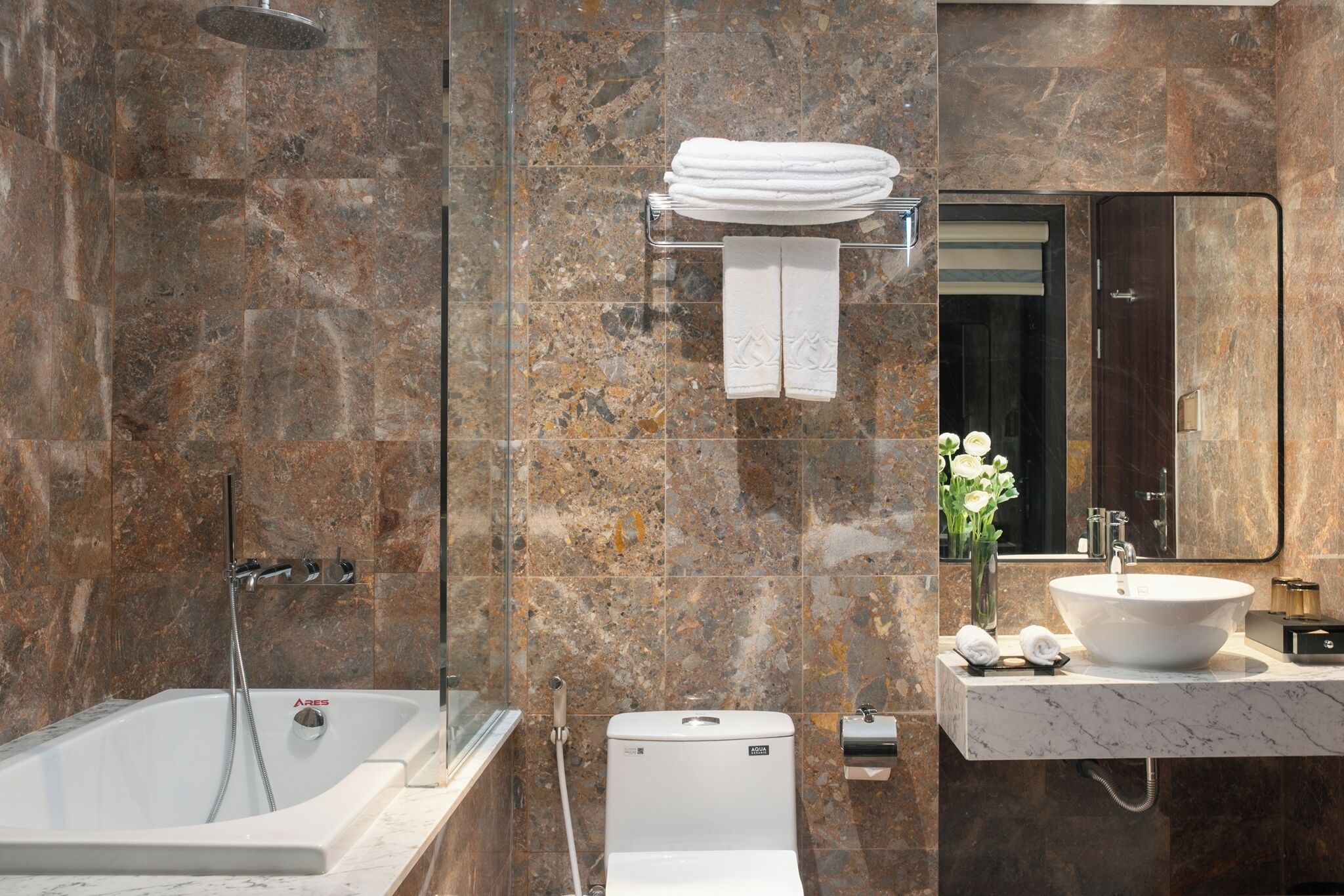 Un baño moderno con bañera, inodoro y lavamanos.