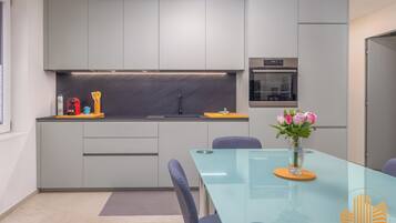 Kühlschrank, Ofen, Geschirrspüler, Kaffeemühle