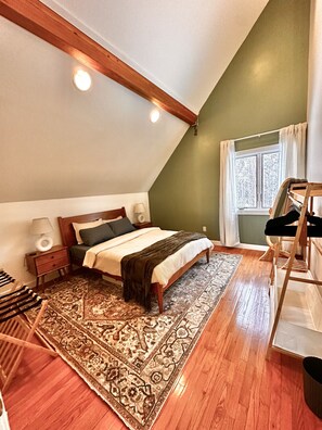 4 bedrooms, desk, travel cot, free WiFi