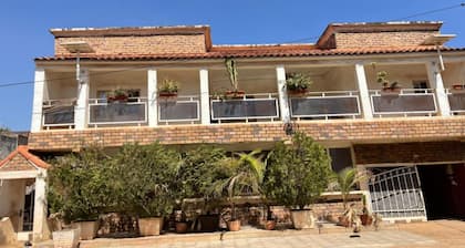Room in Guest Room - Beautiful Furnished Luxury Room - ACI 2000 Hamdallaye