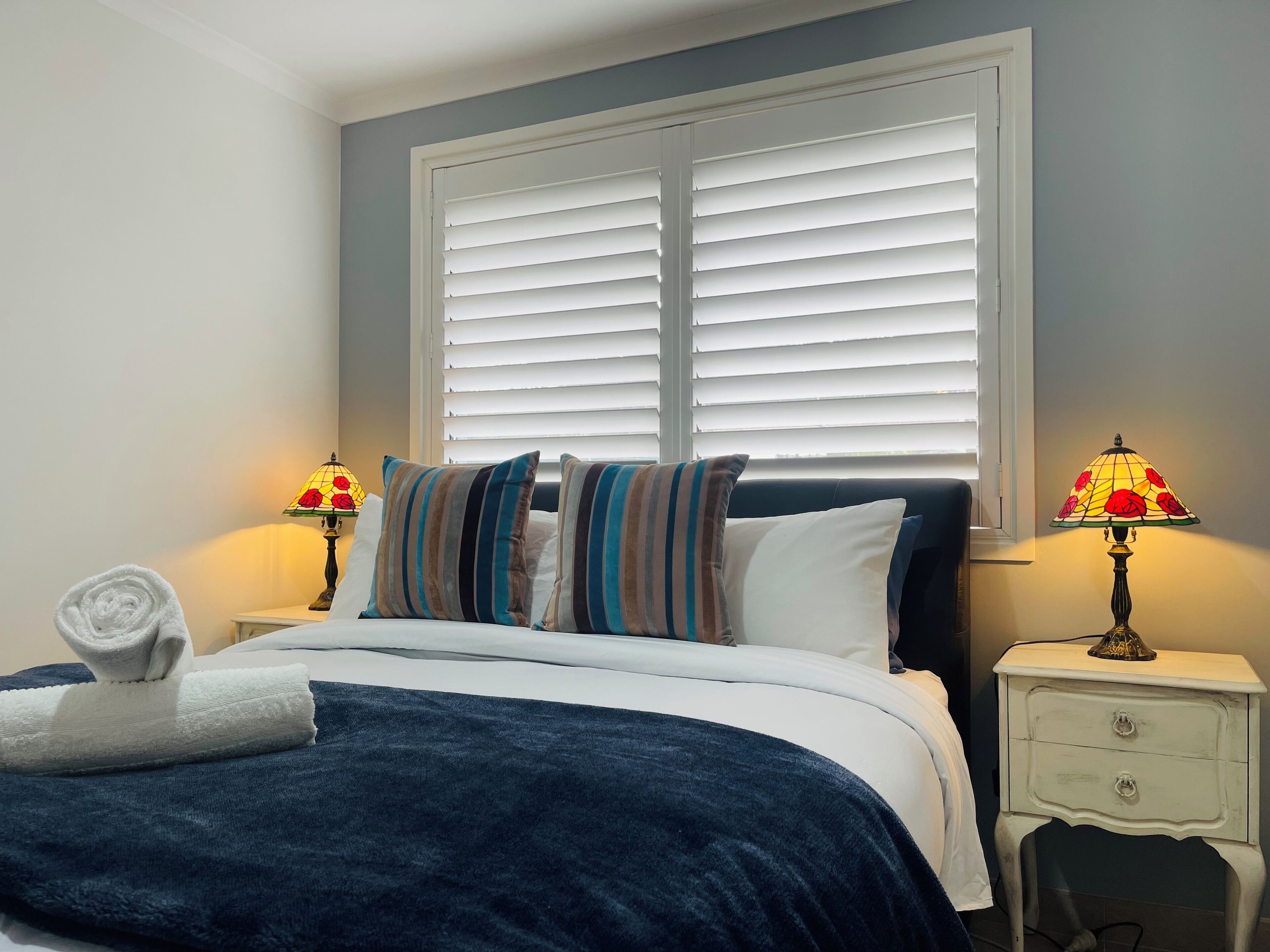 3 habitaciones, tabla de planchar con plancha, wifi y ropa de cama 