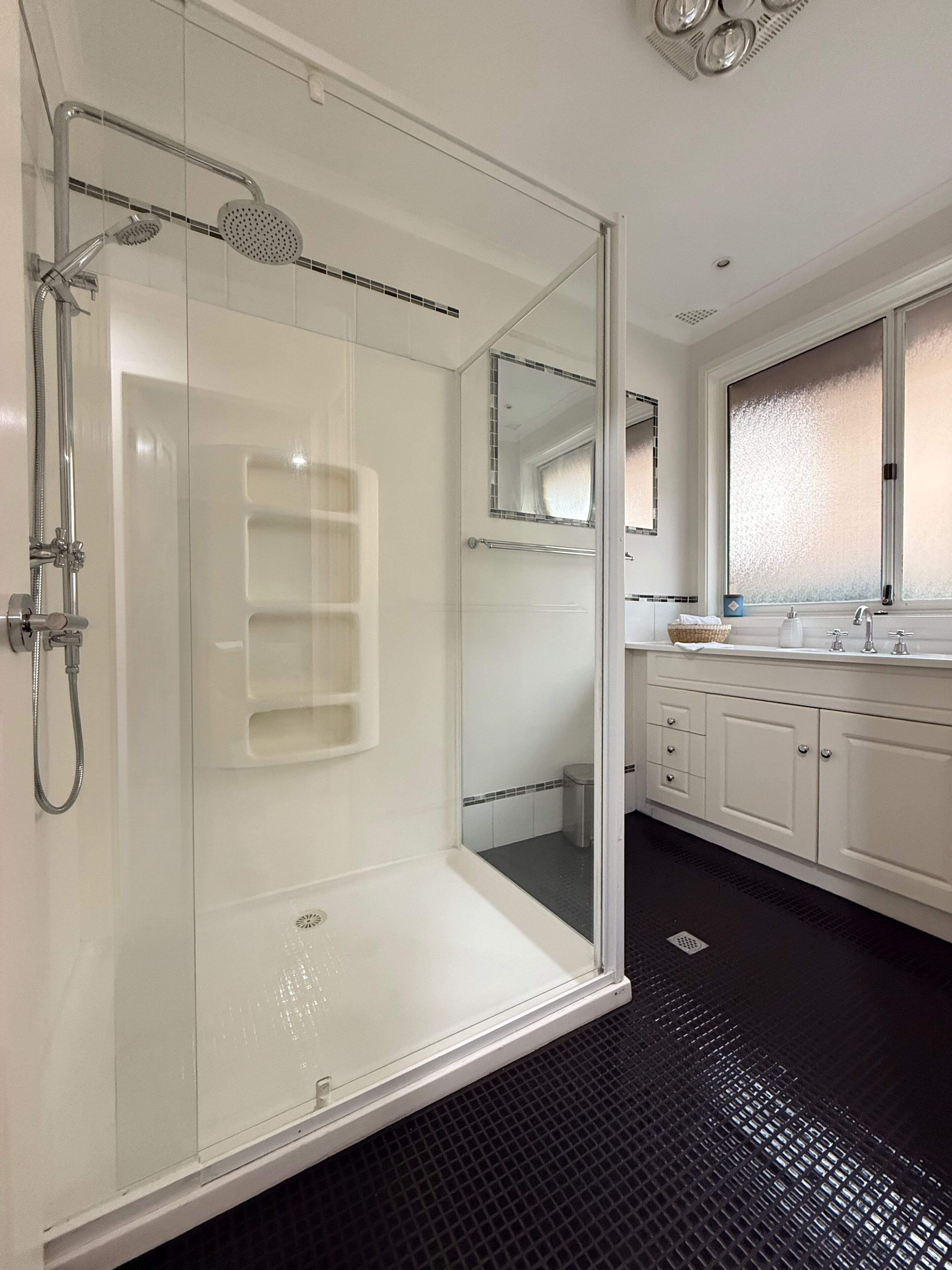 Haartrockner, Handtücher, Seife, Toilettenpapier