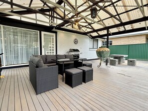 Terrace/patio - A spacious Southern Highlands retreat in Welby with alfresco BBQ area (Welby)