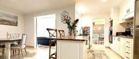 Een microgolfoven, een oven, een kookplaat, een vaatwasser