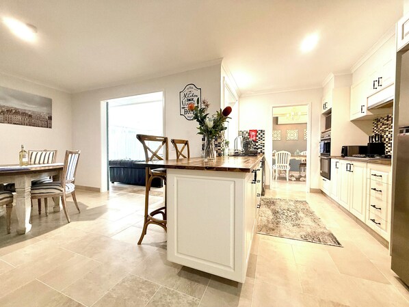 Microwave, oven, stovetop, dishwasher - A spacious Southern Highlands retreat in Welby with alfresco BBQ area (Welby)